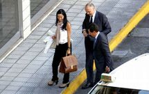 Los representantes legales de los principales accionistas, ayer a su llegada a la reuni�n.