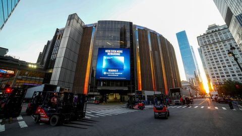 Varios trabajadores trasladan equipos desde los camiones al Madison Square Garden.