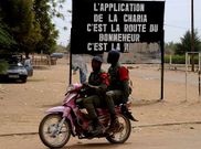 Soldados pasan cerca de un cartel islamista en Gao.