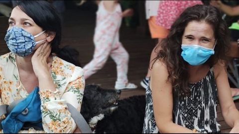 La cantante Guadi Galego, este agosto con su hermana