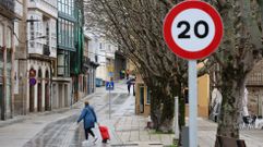 Seal de limitacin de velocidad a veinte kilmetros por hora al inicio de la calle.