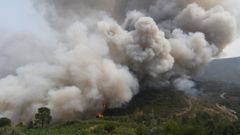 Imagen que refleja la explosividad del incendio que afecta a Quiroga (Lugo)