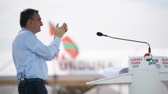 El presidente del PNV, Aitor Esteban, interviene durante la celebración del Alderdi Eguna en Vitoria