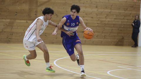 �lvaro Soneira, en una acci�n defensiva ante Carlos Gil