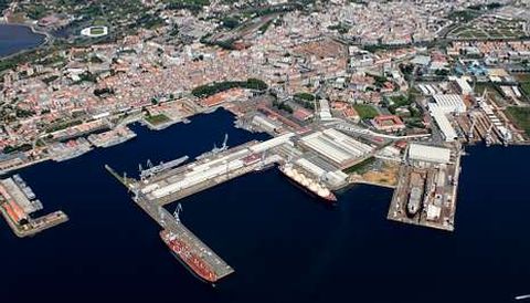 Vista a�rea de las instalaciones de Navantia en Ferrol; a la derecha de la imagen se aprecia uno de los diques secos. 
