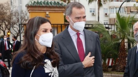 La reina Letizia junto a Felipe VI a su llegada a M�laga