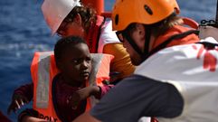 Personal de emergencia atiende a un ni�o rescatado por el Aquarius en aguas del Mediterr�neo