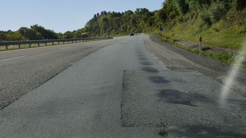 Mal estado de la N-525 en la rotonda en Cualedro.
