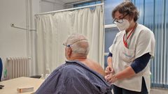 Un hombre de 65 aos recibe la primera dosis de la vacuna contra el herpes zster en el centro de salud Virxe Peregrina de Pontevedra