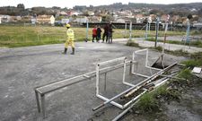 Los obreros empezaron ayer el desmantelamiento de las instalaciones deportivas de Os Praceres. 