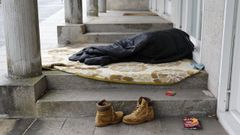 Imagen de archivo de una persona sin hogar durmiendo en la calle