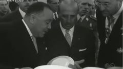 El NO-DO registr&oacute; la visita del dictador Francisco Franco a la f&aacute;brica de Alfares de Ponte Sampaio, m&aacute;s conocida como Pontesa, durante su inauguraci&oacute;n en 1961. El r&eacute;gimen franquista manten&iacute;a una buena relaci&oacute;n con el Grupo de Empresas &Aacute;lvarez, como atestigua el juego de cer&aacute;mica regalado por Mois&eacute;s &Aacute;lvarez.