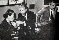 El exalcalde Soto enciende un puro a la alcaldesa de Narsaq, que no par� de fumar.