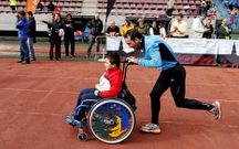 Samuel y su padre participaron en la carrera y recogieron tapones