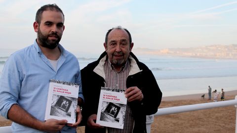 Pablo Batalla Cueto y Jess Montes Estrada, Churruca, con el libro Si cantara el gallo rojo en San Lorenzo