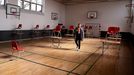 En Dinamarca se ha optado por reabrir las aulas manteniendo una distancia de seguridad; eso ha obligado a habilitar como espacios para clase algunos polideportivos y gimnasios