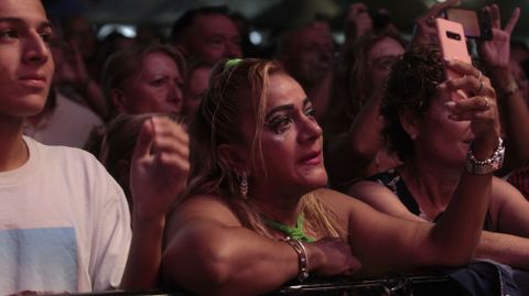 Pblico en las primeras filas del concierto de Rosario Flores en las fiestas de Monforte