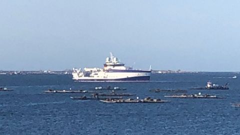El buque, con capacidad para trasladar a 58 personas, entre los polígonos de bateas en Cabo de Cruz.