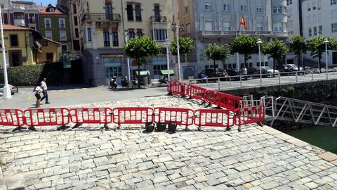 Vallas cerrando el acceso a una de las rampas del Puerto Deportivo de Gij�n