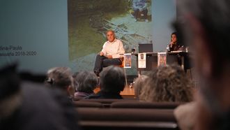 El investigador Fermn Ezkieta, que escribi un libro sobre la fuga del fuerte de Ezkaba, y Aurora Paz, de la CRMH de A Corua, en un momento de la conferencia en A Senra.  