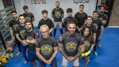 Mu��os y Lapa (delante), con los integrantes del equipo Metanoia Arte Suave.