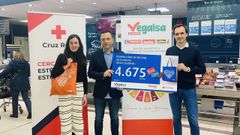 Gabriela Gonz�lez, directora de Sostenibilidad de Vegalsa, entreg� el donativo por la venta de bolsas solidarias a Pedro Gim�nez y Marcos G�mez Pan, responsable de captaci�n de fondos y secretario auton�mico, respectivamente, de Cruz Roja. 
