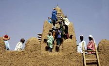 Un grupo de residentes restauran la mezquita de Yinguereber, en Tombuct�, en abril del 2006.