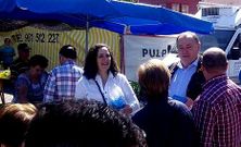 Bel�n Do Campo y el alcalde larach�s, en Paiosaco.