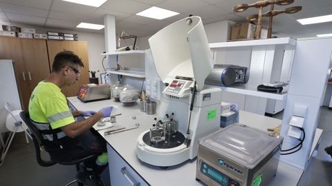 Las muestras del mineral extrado de las minas se analizan en un laboratorio