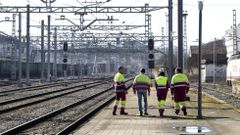 Trabajadores de Renfe Integria en Monforte caminan junto a las vas hacia el taller