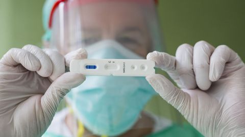 SEPTIEBRE, 2020. Un sanitario muestra un test rápido para la detección del covid.