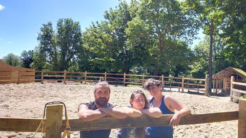 El catal�n Eduard Cugat y las madrile�as Mar L�pez y Sara Gasc�n forman el equipo multidisciplinar que est� al frente de la granja