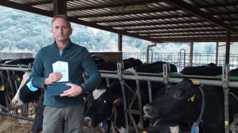 Jos� Ram�n Garc�a Estrada posa con el premio, en su explotaci�n de Soto de las Regueras