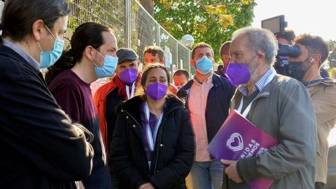 Pablo Iglesias, candidato de Unidas Podemos, haciendo cola para votar en el colegio de La Navata en Galapagar