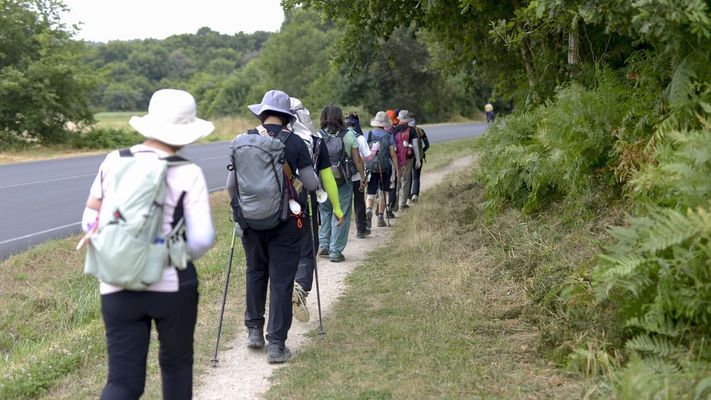 Grupo de peregrinos por el Camino Primitivo, en el municipio de Lugo. 