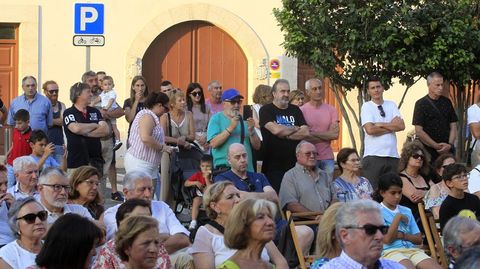 Numeroso pblico presenci el pregn junto a la entrada principal del Ayuntamiento, en el Campo de San Antonio