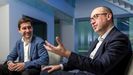 Carlos Torres, presidente del BBVA desde enero, y Onur Gen�, que lo sustituir� como consejero delegado del grupo