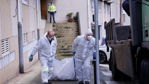 Operativo de limpieza y retirada del cad�ver del hombre con di�genes que apareci� muerto en un piso de Oleiros