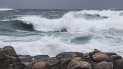 Las olas cubren a «Pedra dos Cadrís» de Muxía