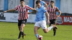 Barroso golpea el esf�rico ante un atacante del Arteixo.