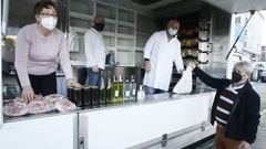 Santi, en el centro, junto a sus padres en el asador m�vil de pollos que montaron hace 30 a�os