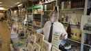 Manuel Arenas, de la librer�a Arenas, empez� a despachar t�tulos que le pidieron por tel�fono
