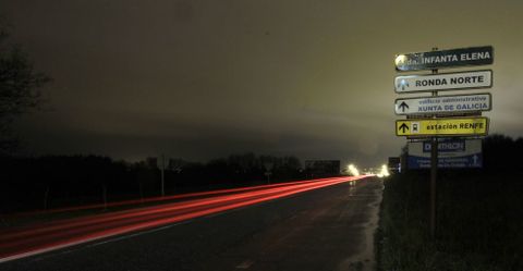 Desde O Ceao hasta el centro comercial no hay un solo punto de luz en todo el tramo de carretera