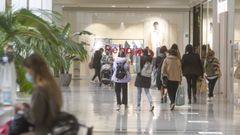 El centro comercial Ode�n recuper� el bullicio en la primera jornada de la desescalada