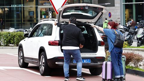 Un conductor de VTC daba indicaciones este lunes a una pasajera en la estación intermodal de Vigo.