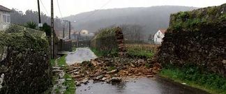 La intensa lluvia oblig� a abrir el embalse de Santa Ux�a y en Ponteceso hubo que retirar piedras y tierra en Anll�ns y en Neme�o.