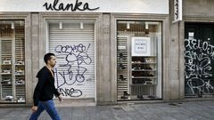 Los grafitis invaden la calle m�s comercial de Vigo