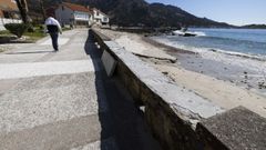 El paseo de la playa de O �zaro, en la foto ayer, presenta varios desperfectos.