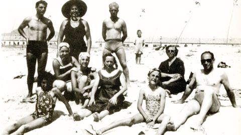 Turistas en la playa de Rodeira. 1960. Libro Historia fotogr�fica de Cangas