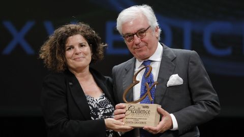 Mejor naviera para el primer crucero. La subdelegada del Gobierno, Mar�a Rivas, entreg� el premio a Rafael Fern�ndez de �lava, director de relaciones externas y comunicaci�n de Costa Cruceros. 